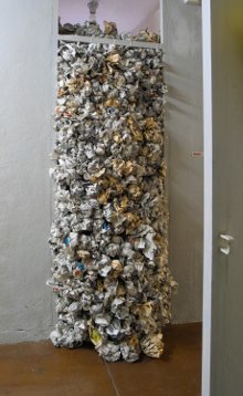 5000 Seiten zerknüllte Zeitzeugenblätter, eine Kunstinstallation von Martin Gut, 2011