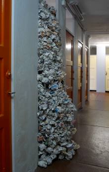 5000 Seiten zerknüllte Zeitzeugenblätter, eine Kunstinstallation von Martin Gut, 2011