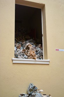 5000 Seiten zerknüllte Zeitzeugenblätter, eine Kunstinstallation von Martin Gut, 2011