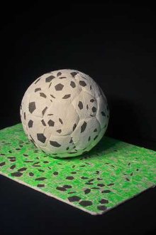 Scheissfussball, ein Kunstobjekt von Martin Gut, entstanden aus zwei Objekten eines Mitarbeiters in Kombination mit einem Dritten. 2008