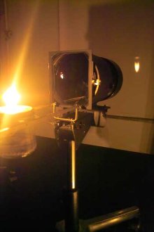 Der Flammenbeamer ist eine Elektroschrottmaschine die mittels eines Objektives eine Flamme projiziert.