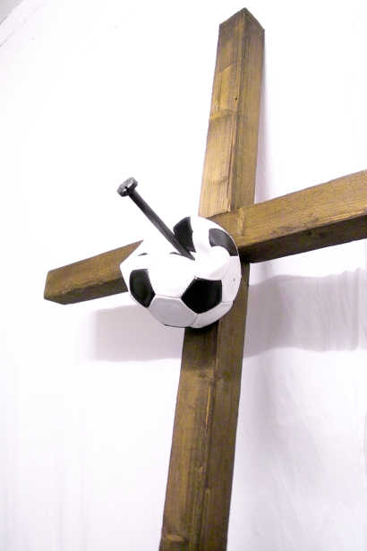 Pespilatheismus, ein Kunstobjekt von Martin Gut anlässlich des Kunstprojektes Penalty statt Doppelpass während der Euro08 im KKL Uffikon, 2008