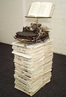 Das Scriptdisharmonikum ist ein interaktives Kunst-Objekt, eine Elektroschrottmaschine, bestehend aus einem Stapel Zeitungen mit einer darauf montierten umgebauten Schreibmaschine, welche beim Tippen nicht schreibt, sondern Tï¿½ne von sich gibt.