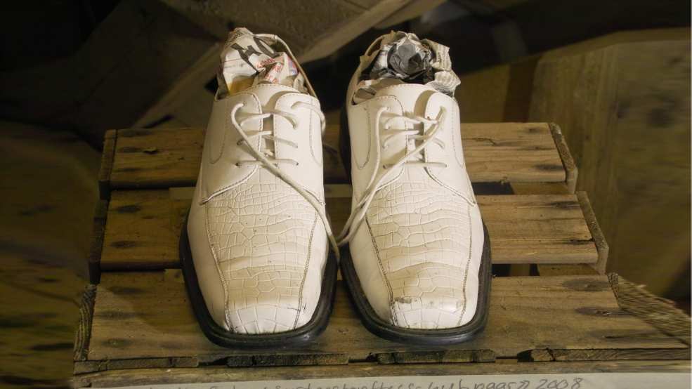 Sport gestopftes Schuhpaar, ein Kunstobjekt von Martin Gut anlässlich des Kunstprojektes Penalty statt Doppelpass während der Euro08 im KKL Uffikon, 2008